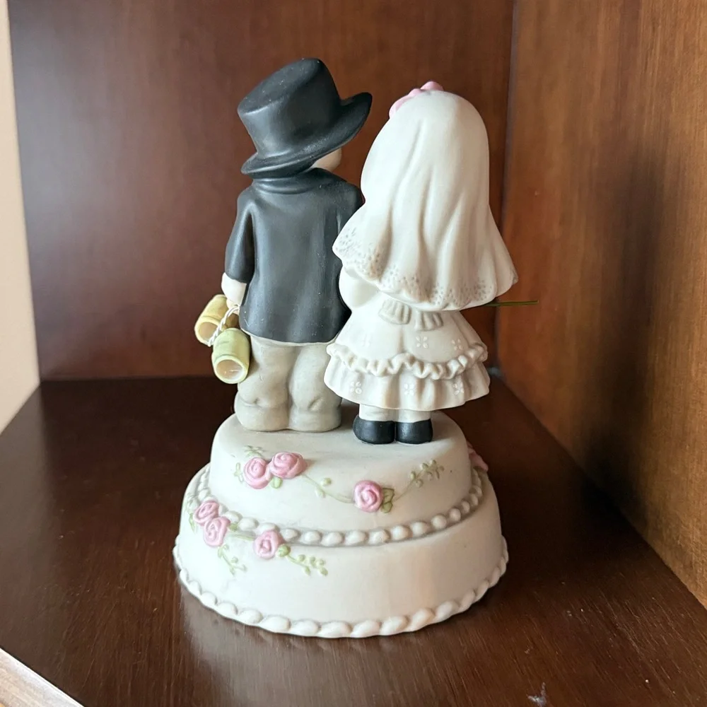 Wedding Cake Topper music box with Bride and Groom Figurines